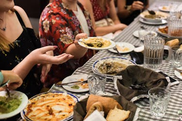 Visite privée à pied d’un groupe de gastronomes grecs à Athènes